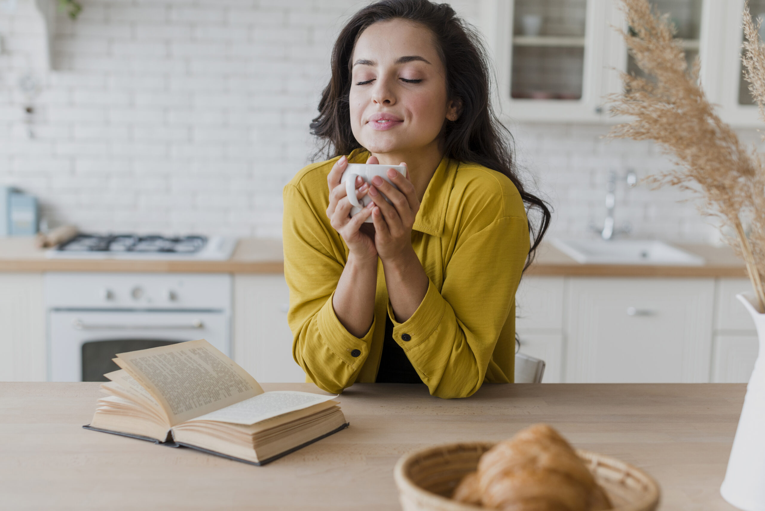 medium-shot-woman-with-cup-book-scaled Mudar por fora ou florescer por dentro? O segredo que às vezes esquecemos