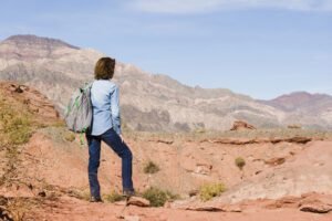 mulher-com-mochila-apreciando-paisagem-de-montanha
