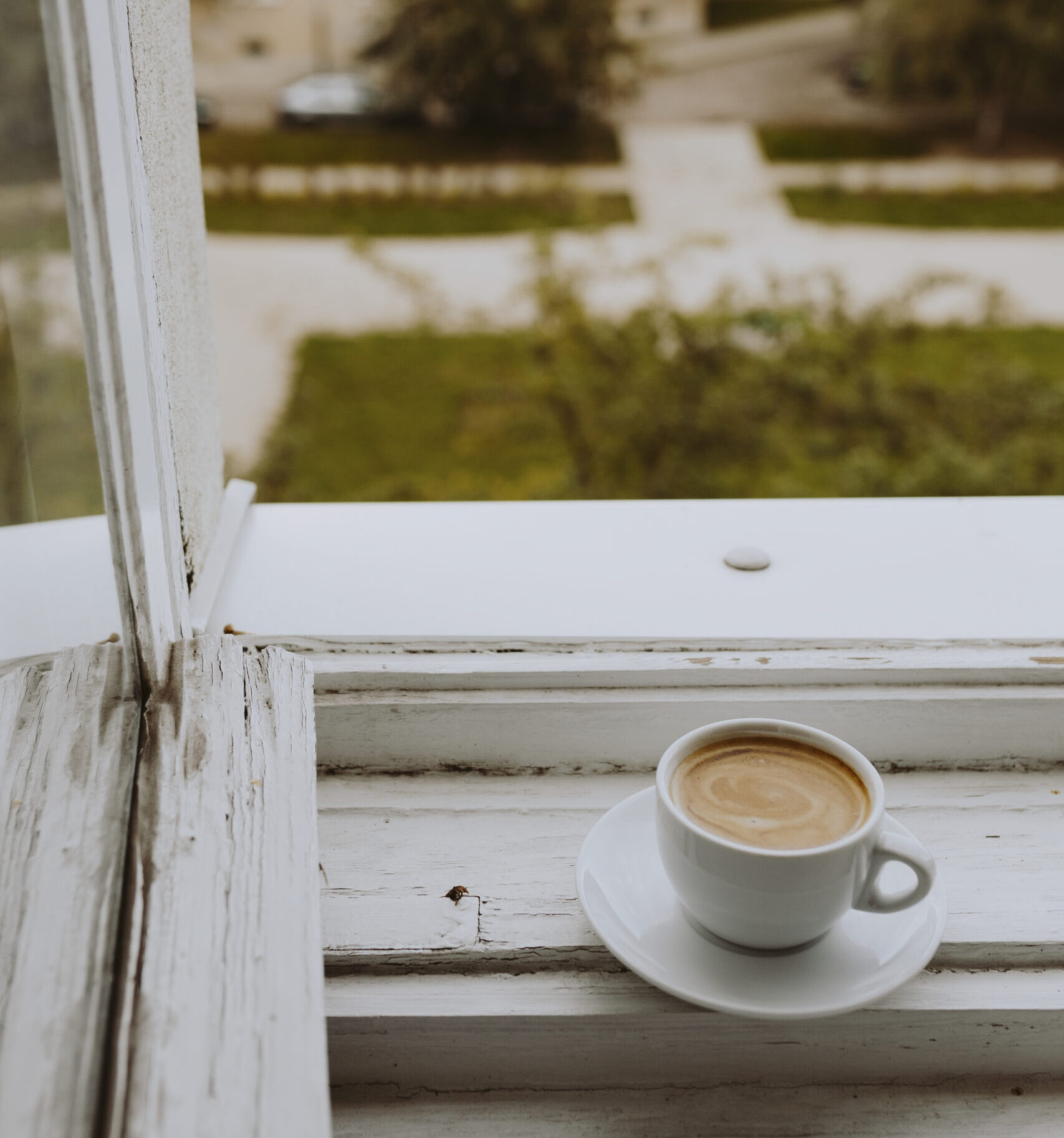 cup-coffee-by-window-scaled-e1772125589146 Começar e Não Terminar: Quando o Cansaço Vira Desculpa (e Como Recomeçar)
