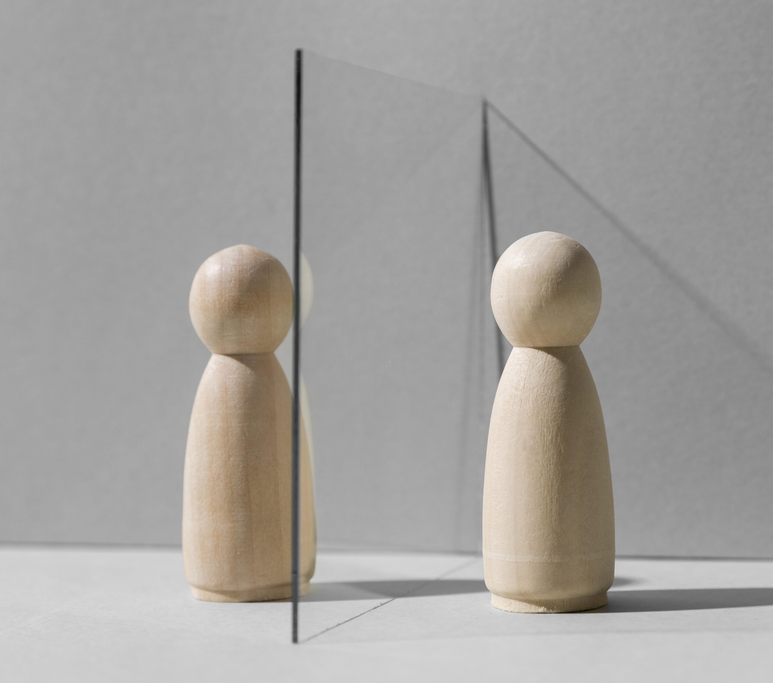 glass-divider-wooden-pawns-coronavirus-protection-scaled Começar e Não Terminar: Quando o Cansaço Vira Desculpa (e Como Recomeçar)