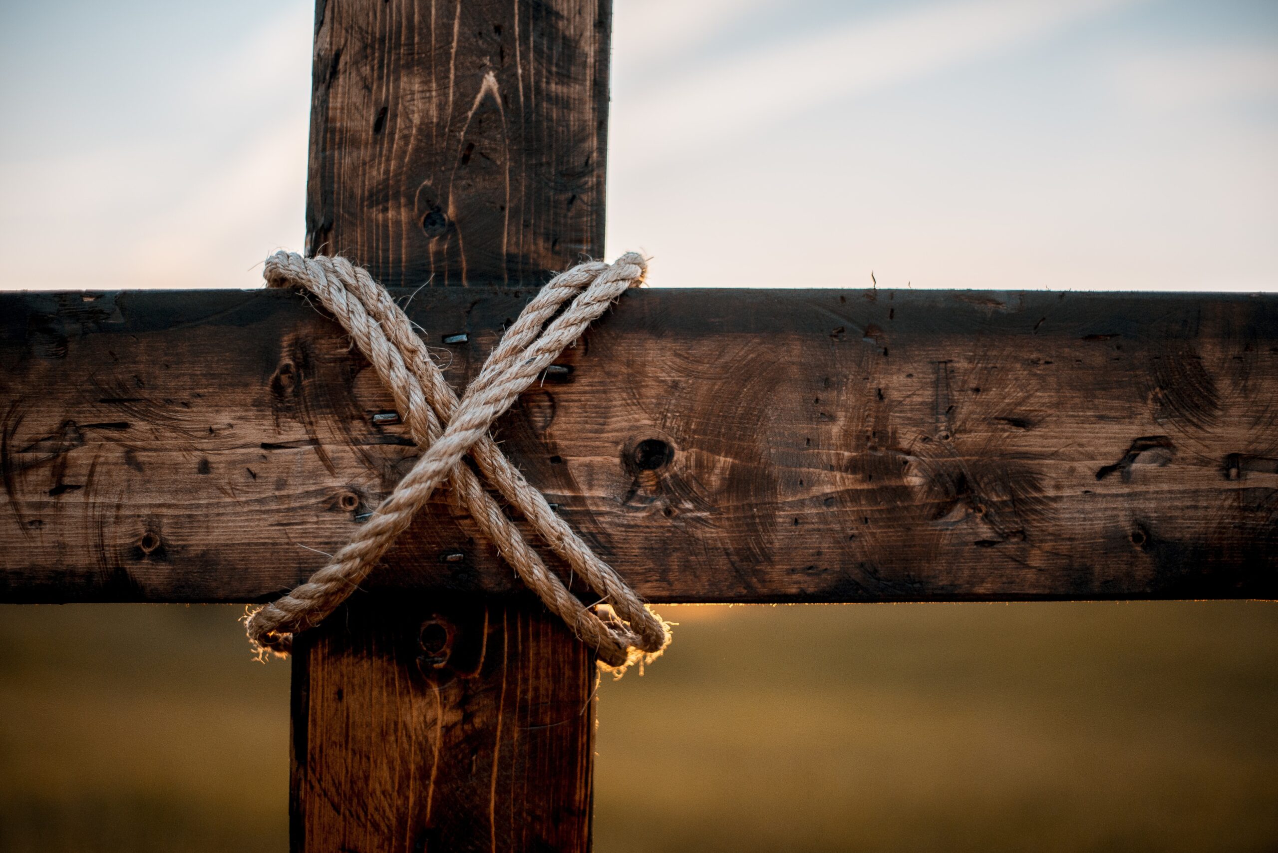 closeup-shot-wooden-cross-with-rope-wrapped-around-blurred-background-scaled O Irã na Bíblia e a Guerra no Oriente Médio: A Pérsia no Tabuleiro de Deus e o Destino das Nações
