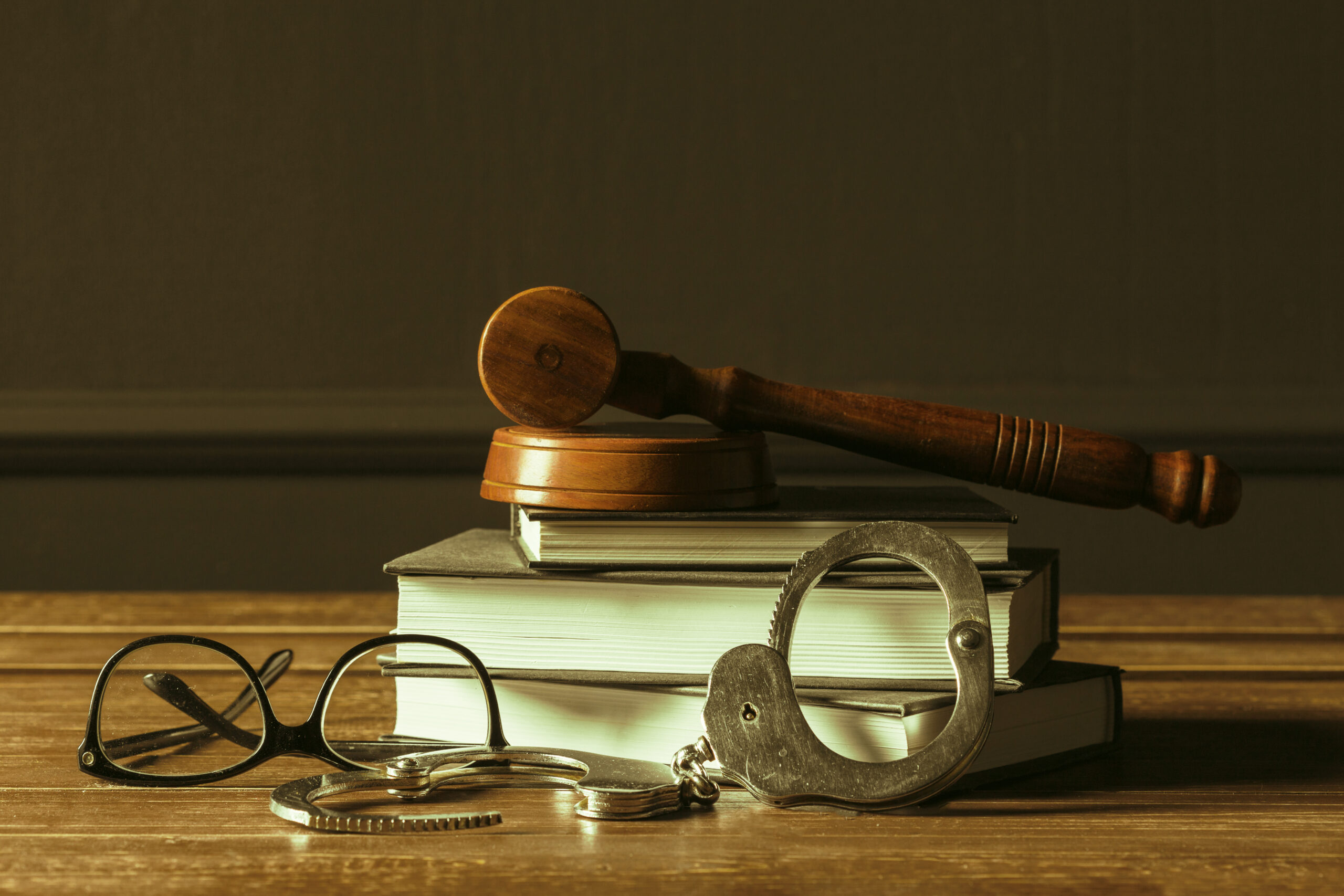 gavel-with-books-old-wooden-desk-scaled O Irã na Bíblia e a Guerra no Oriente Médio: A Pérsia no Tabuleiro de Deus e o Destino das Nações