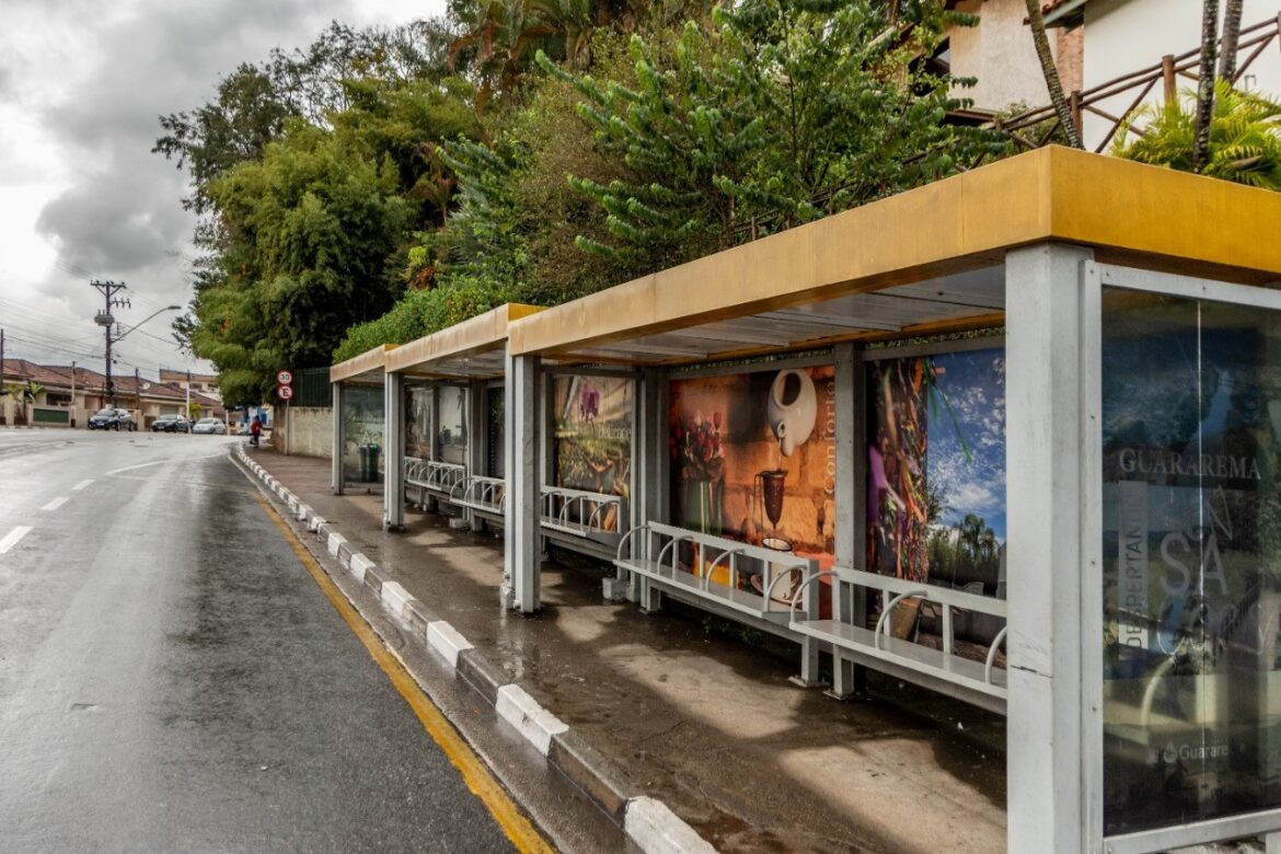 ponto-de-onibus-1 Quando o Socorro Vem do Alto: Um Testemunho de Fé e Provisão