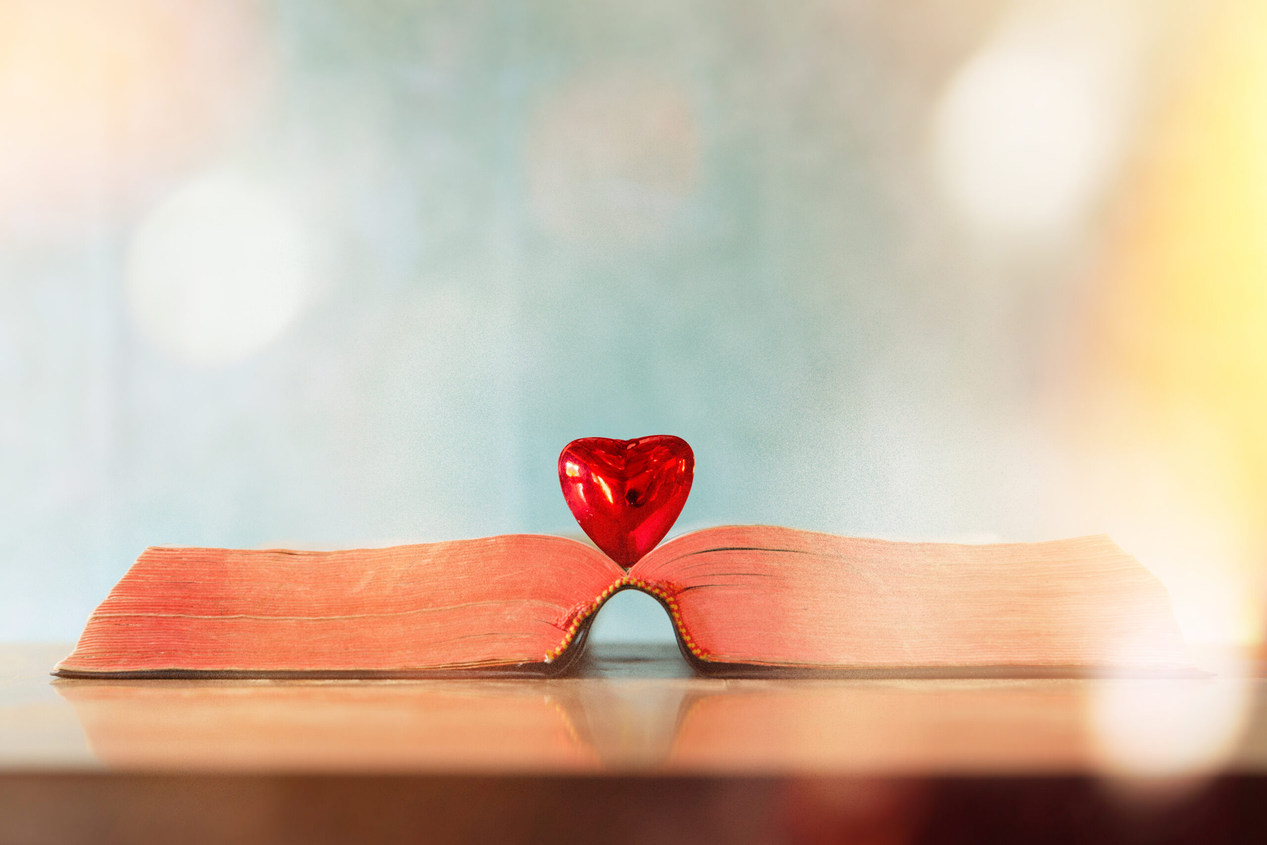 valentines-day-concept-heart-book-greeting-cards-scaled Quando o Socorro Vem do Alto: Um Testemunho de Fé e Provisão